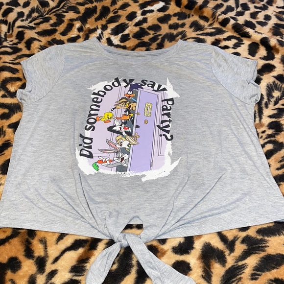 3/$30 Looney Tunes Top - Picture 4 of 7